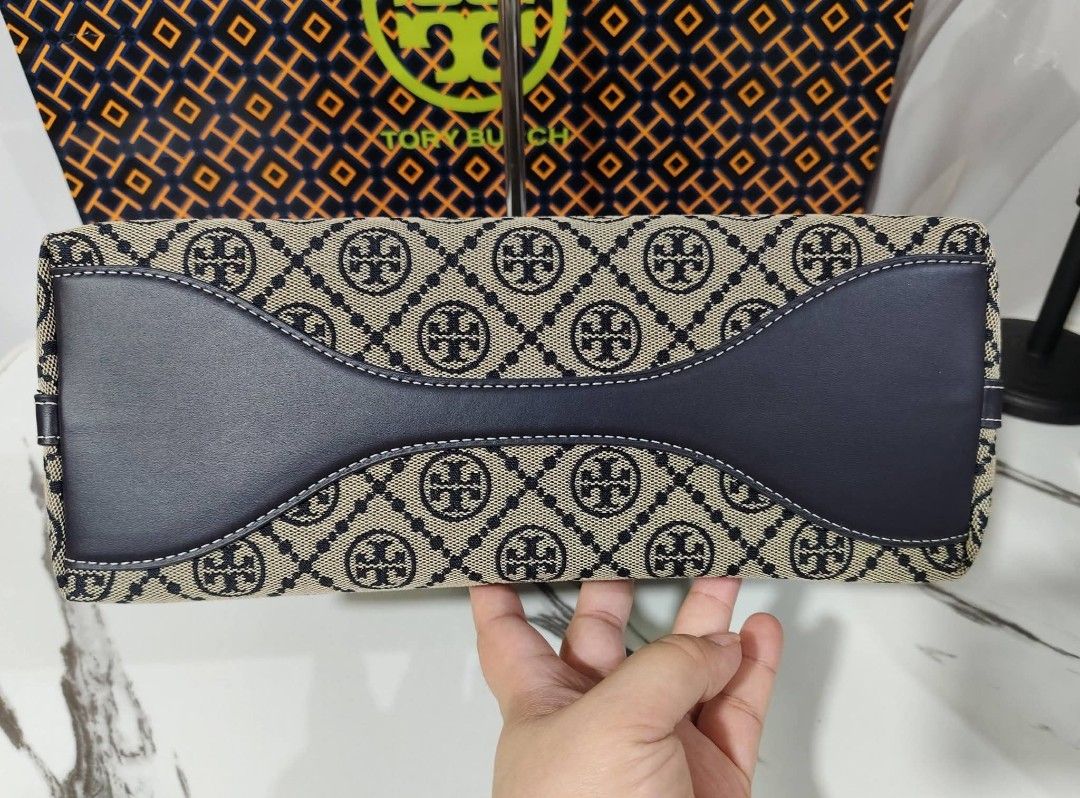Tory Burch T Monogram Messenger Bag (Category: Luxury Bags & Wallets) located in Manila. Submitted by onlinebenta.ph (Listing ID 1428233803, Image 3). Description: ‼️ON HAND‼️ Tory Burch T Monogram Original & Brand New Market Price: 25k - 31k My price: 14,000 ONLY!!! Sealed with tag, dustbag, paperbag 🤝 Can deliver Nationwide Lalamove within the Metro COD available thru LBC.