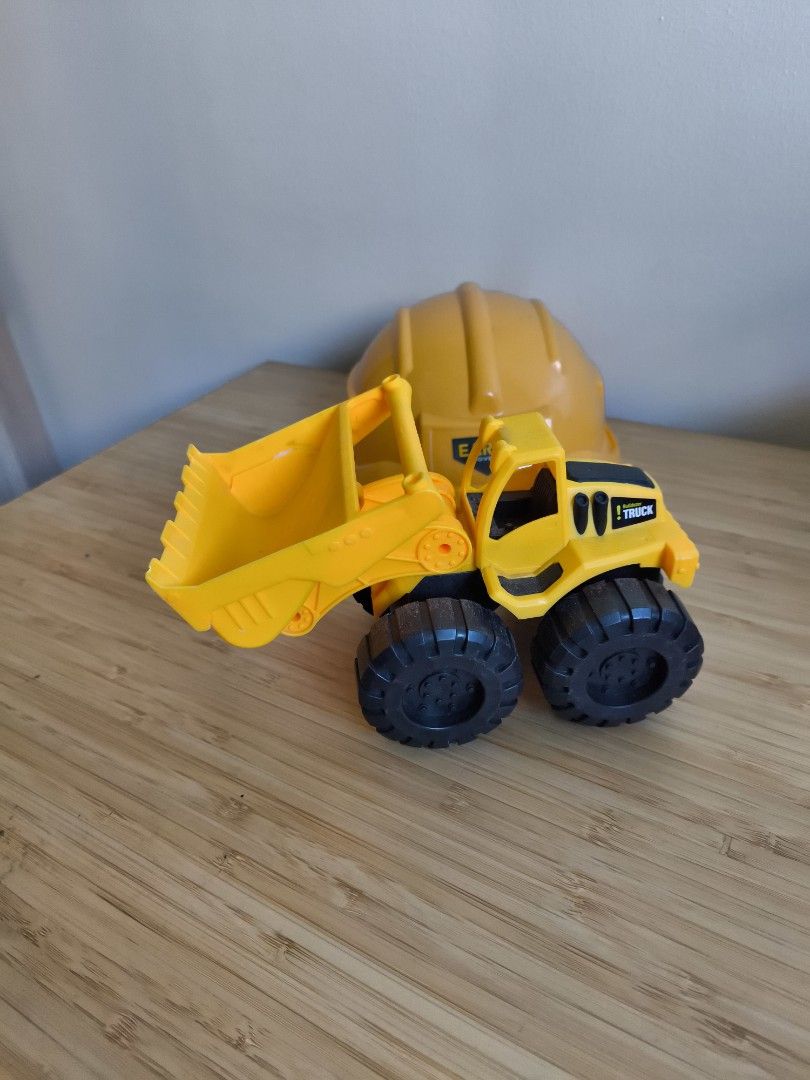 Toy Construction Vehicles and Helmet (Category: Kids Toys) located in Manila. Submitted by cdslzagala (Listing ID 1428158028, Image 2). Description: malaki po ito. napasukan lang ng sand, pero ok pa po pang play :).