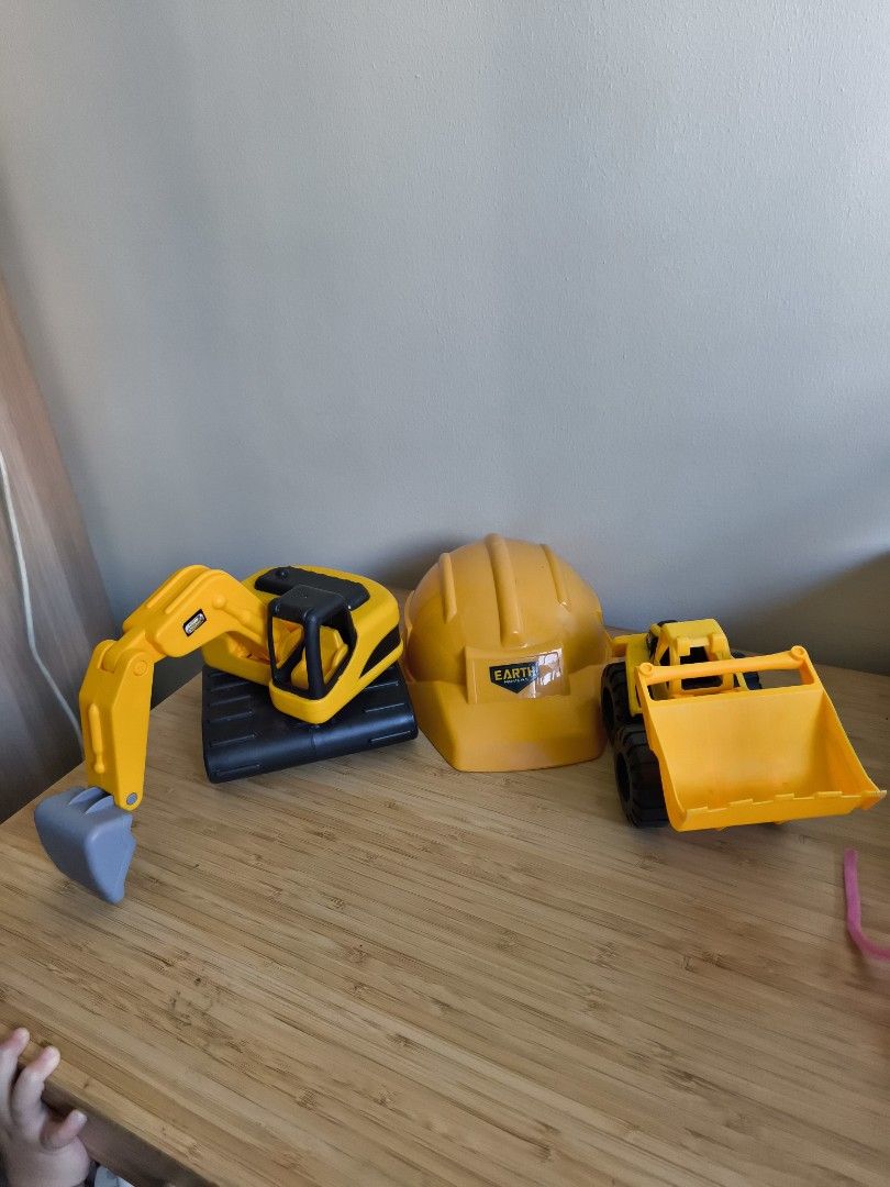 Toy Construction Vehicles and Helmet (Category: Kids Toys) located in Manila. Submitted by cdslzagala (Listing ID 1428158028, Image 1). Description: malaki po ito. napasukan lang ng sand, pero ok pa po pang play :).