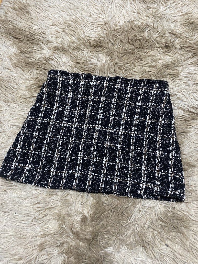 Tweed Skirt- 27 inches (Category: Skirts) located in Pasig City. Submitted by jodcltr (Listing ID 1428163290, Image 2). Description: - Meng Heng Tweed Skirt - Size: L (27 inches) - Color: Black and White - Design: Checkered pattern - Condition: Good - Length- 12.5 inches.