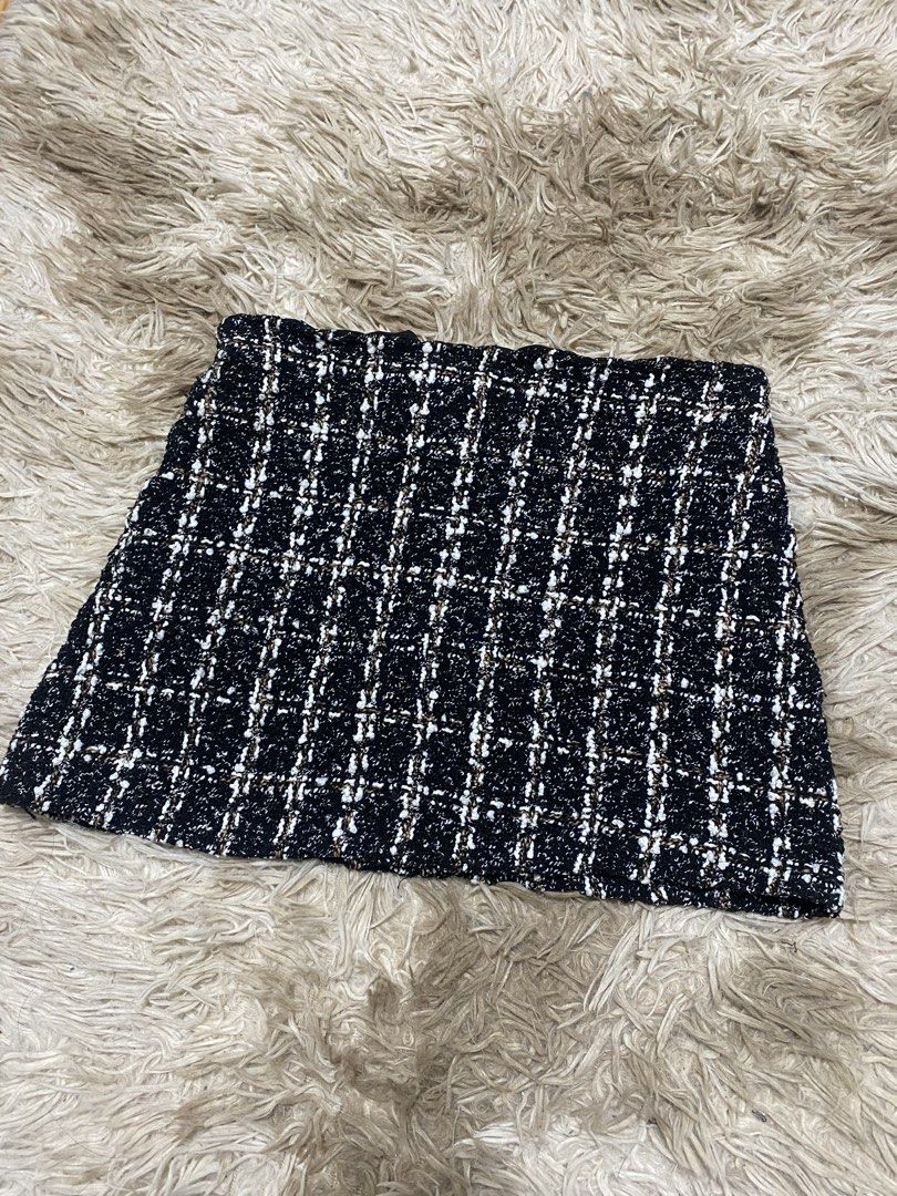 Tweed Skirt- 27 inches (Category: Skirts) located in Pasig City. Submitted by jodcltr (Listing ID 1428163290, Image 1). Description: - Meng Heng Tweed Skirt - Size: L (27 inches) - Color: Black and White - Design: Checkered pattern - Condition: Good - Length- 12.5 inches.
