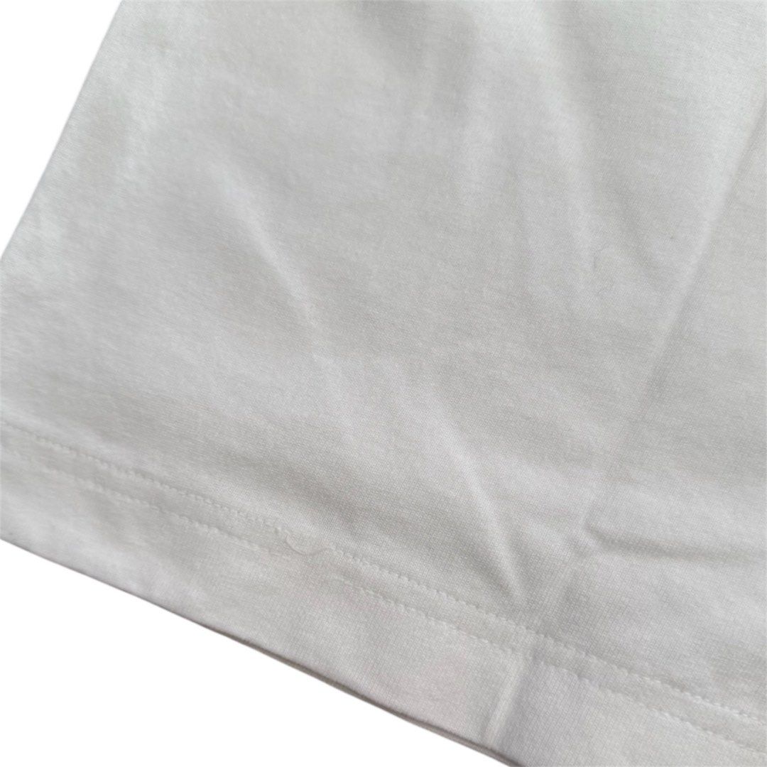Uniqlo U white Crew Neck Tee (Category: Tshirts & Polo Shirts ) located in Manila. Submitted by dja23 (Listing ID 1428210198, Image 3). Description: Width: 22 in Length: 23.5 in Sleeve: 9.5 in Used, signs of usage, altered hem, loose stitching.