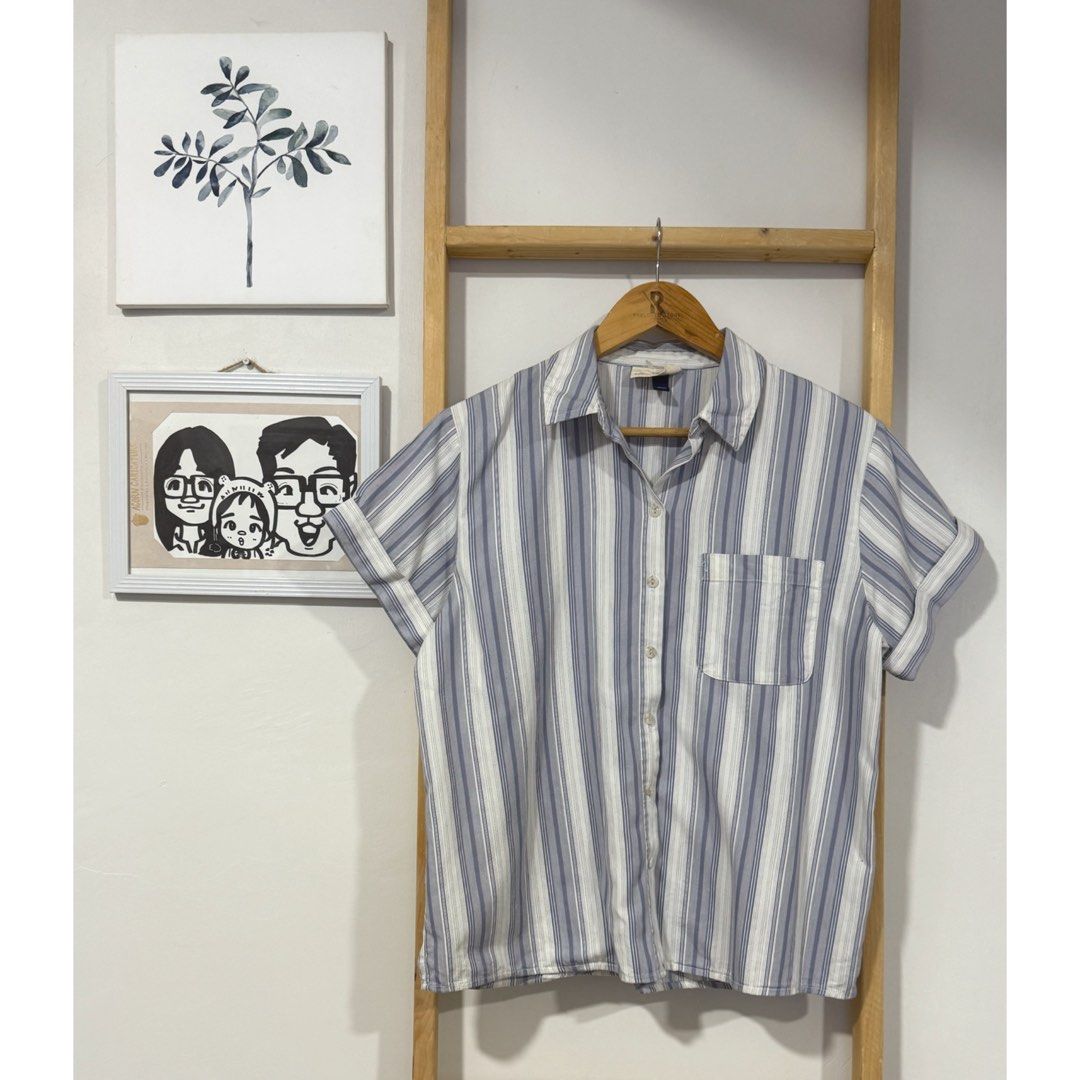 Universal Thread Shortsleeves Polo (Category: Blouses) located in Bulacan. Submitted by prelovedbyabu (Listing ID 1428107655, Image 1). Description: Fits Large.