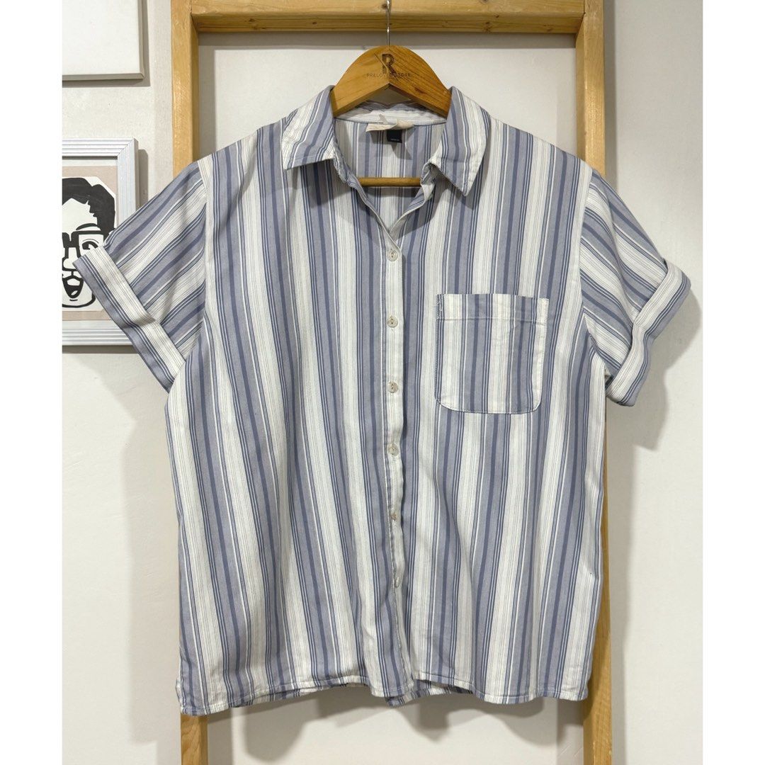 Universal Thread Shortsleeves Polo (Category: Blouses) located in Bulacan. Submitted by prelovedbyabu (Listing ID 1428107655, Image 2). Description: Fits Large.