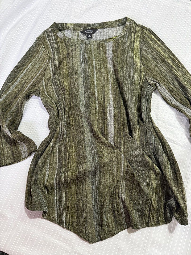 Vera Wang Green Striped Top (Category: Blouses) located in Navotas City. Submitted by msgwnmxn (Listing ID 1428201992, Image 2). Description: — size: medium to large — color rate: 10/10 — og price: ₱2,100 — not ukay!! >…< still nego for sure buyer.