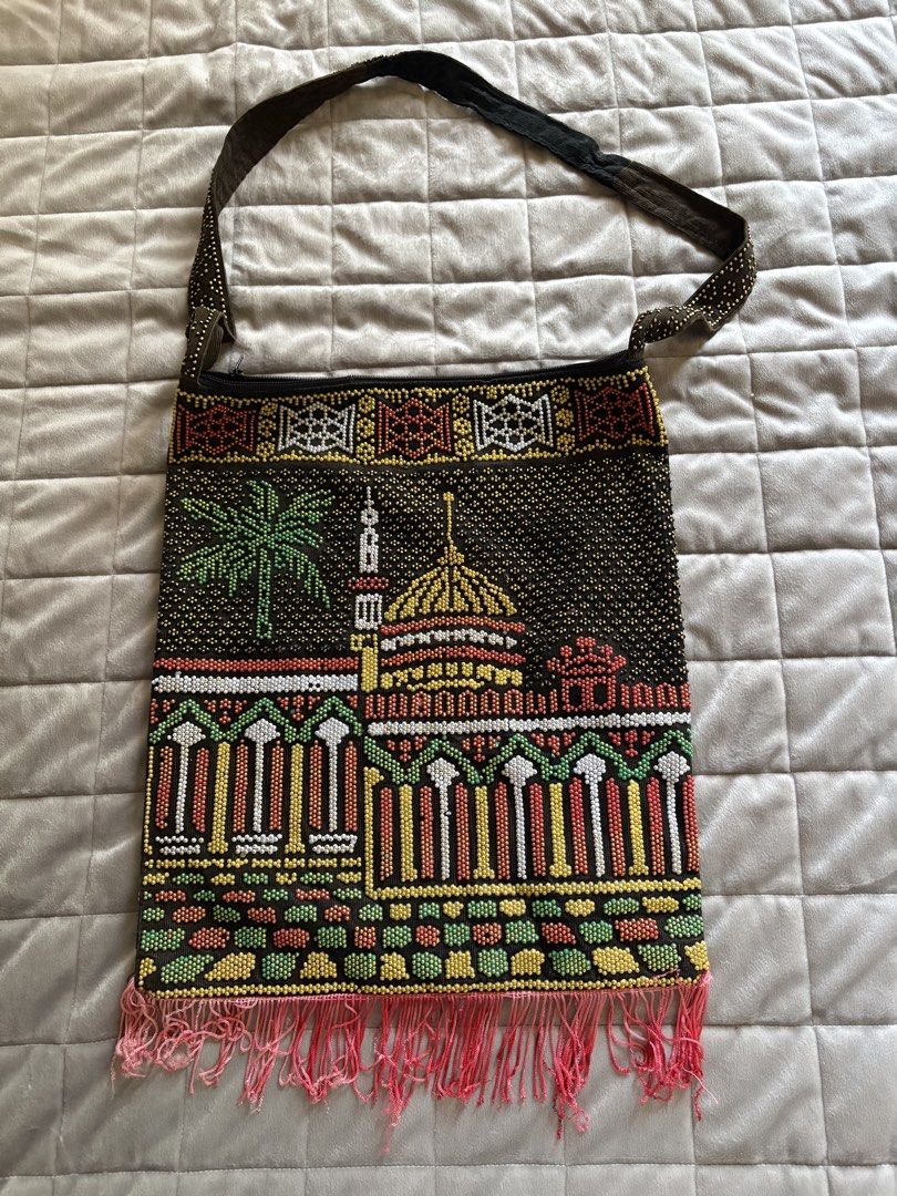 Vintage Beaded Fringe Bag (Category: Shoulder Bags) located in Batangas. Submitted by purple_and_orange (Listing ID 1428127529, Image 3). Description: With flaw -defective zipper, see last pic.