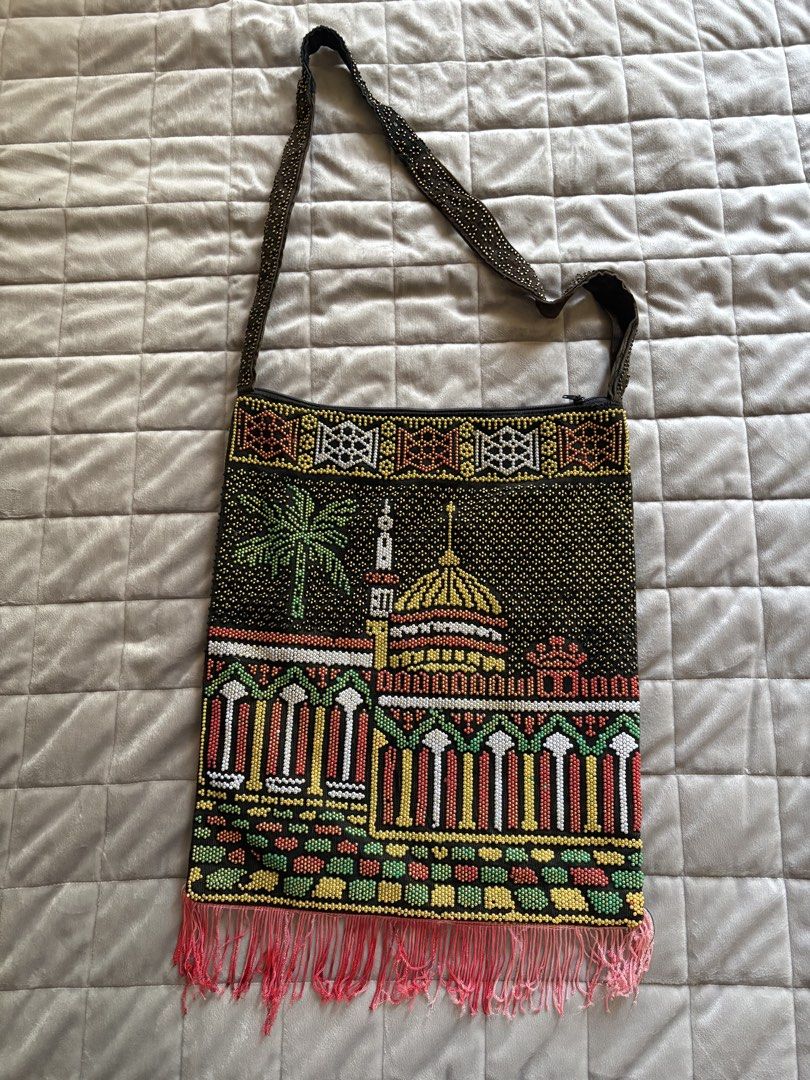 Vintage Beaded Fringe Bag (Category: Shoulder Bags) located in Batangas. Submitted by purple_and_orange (Listing ID 1428127529, Image 1). Description: With flaw -defective zipper, see last pic.