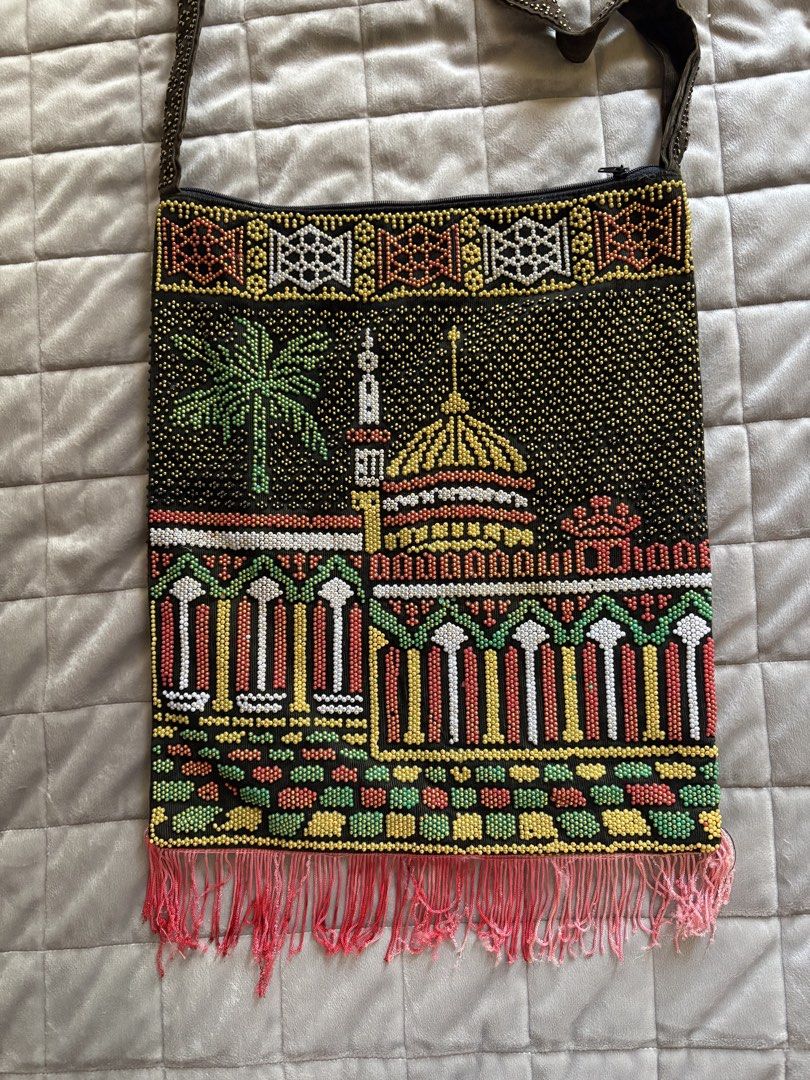 Vintage Beaded Fringe Bag (Category: Shoulder Bags) located in Batangas. Submitted by purple_and_orange (Listing ID 1428127529, Image 2). Description: With flaw -defective zipper, see last pic.