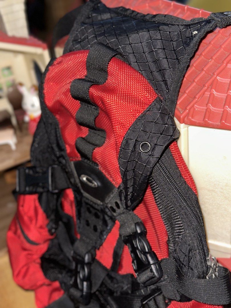 Vintage Oakley Icon Mini Backpack Red (Category: Backpacks) located in General Santos City (Dadiangas). Submitted by toysville888 (Listing ID 1428221256, Image 3). Description: ORIGINAL OAKLEY.. NO FLAWS - Vintage Oakley Icon Mini Backpack - Features classic Oakley branding - Condition rated at 7 - Ideal for daily use - Durable straps and construction.