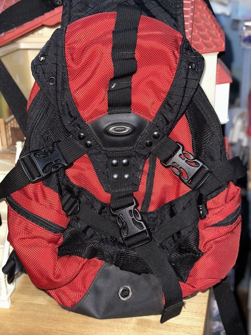 Vintage Oakley Icon Mini Backpack Red (Category: Backpacks) located in General Santos City (Dadiangas). Submitted by toysville888 (Listing ID 1428221256, Image 1). Description: ORIGINAL OAKLEY.. NO FLAWS - Vintage Oakley Icon Mini Backpack - Features classic Oakley branding - Condition rated at 7 - Ideal for daily use - Durable straps and construction.