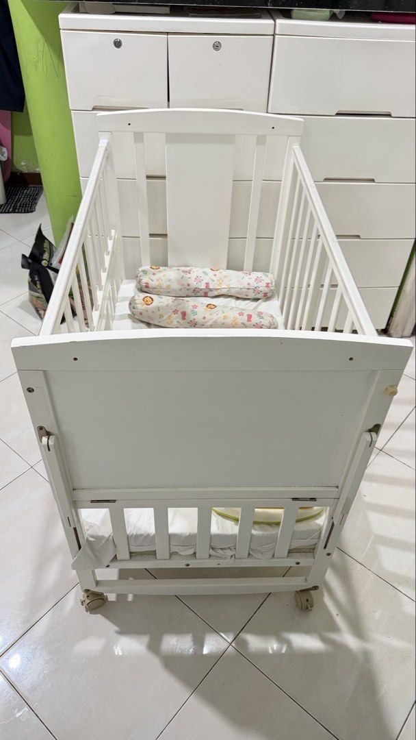 White Baby Crib with Wheels (Category: Cots & Cribs) located in Valenzuela. Submitted by amarabiancatiu (Listing ID 1428134320, Image 3). Description: Last price posted na, madispose lang. Bought for 8,000 last March 2025. Used as safe place lang pag need iwan si baby for restroom breaks, or if need magluto. hindi natulugan ng baby. as-is except the white linen, with 3 inch foam from Uratex. dismantling not recommended..