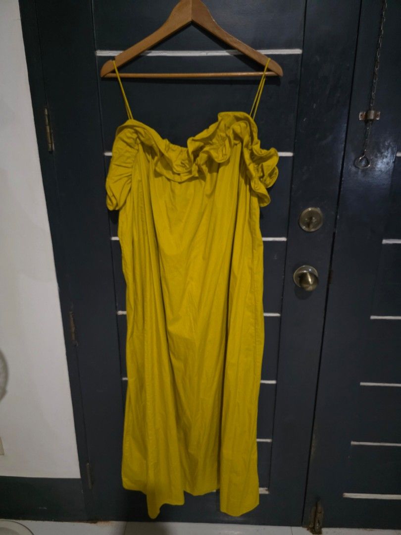 H&m yellow cotton dress (Category: Dresses) located in Puerto Princesa. Submitted by kholene (Listing ID 1428219916, Image 1). Description: - Yellow cotton dress - Size L - Stylish design - Perfect for casual wear.