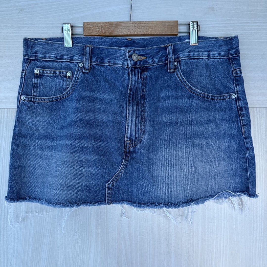 ZARA Distressed Denim Skirt (Category: Skirts) located in Mandaluyong City. Submitted by babells (Listing ID 1428158078, Image 1). Description: Reason for selling: Decluttering Product details: Size - Large Color - Distressed Denim Fit - Regular Fit 2 front pockets 2 back pockets Zipped fly Actual product measurements: Waist - 18 inches Length - 13 inches ❗️NOTE❗️ • Item is available unless marked as SOLD • Shipping fee is paid by buyer upon deli