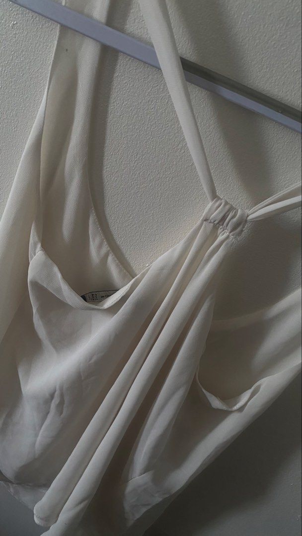 Zara Trafaluc White Tank Top Flowy (Category: Sleeveless) located in Manila. Submitted by mlat_8 (Listing ID 1428098265, Image 3). Description: Fits best xs-s white flowy tank top rfs: doesn't fit me mop: gcash/cod thru lalamove delivery: lalamove.