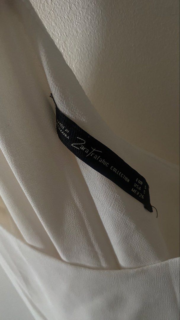 Zara Trafaluc White Tank Top Flowy (Category: Sleeveless) located in Manila. Submitted by mlat_8 (Listing ID 1428098265, Image 2). Description: Fits best xs-s white flowy tank top rfs: doesn't fit me mop: gcash/cod thru lalamove delivery: lalamove.