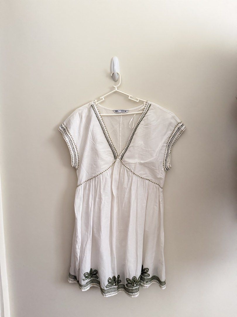 Zara White Embroidered Dress (Category: Dresses) located in Bacolod City. Submitted by 308maria (Listing ID 1428134774, Image 1). Description: S-M.