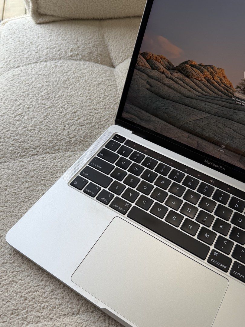 Apple MacBook Pro 13inch M1412458409149091840