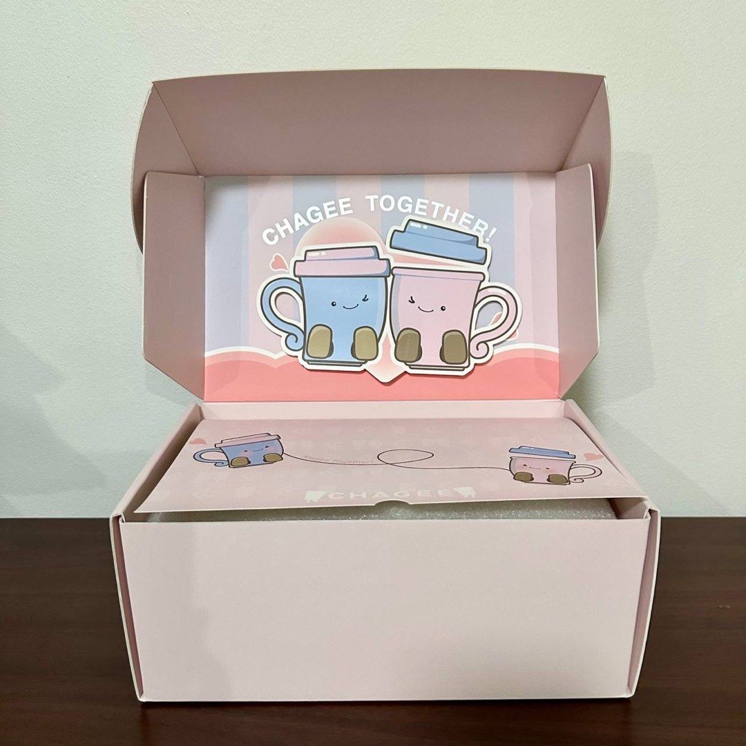 [Authentic] Chagee Couple Mug Set Ceramic Coffee Cups (240ml) (Category: Coffee & Tea Tableware) located in Quezon City. Submitted by brandedusagoodies (Listing ID 1428342013, Image 3). Description: A cute CHAGEE collectible mug set featuring two pastel character mugs designed as a pair. The blue and pink mugs have adorable smiling faces with tiny legs, making them a perfect matching set for couples, friends, or collectors. Material: • Ceramic Co