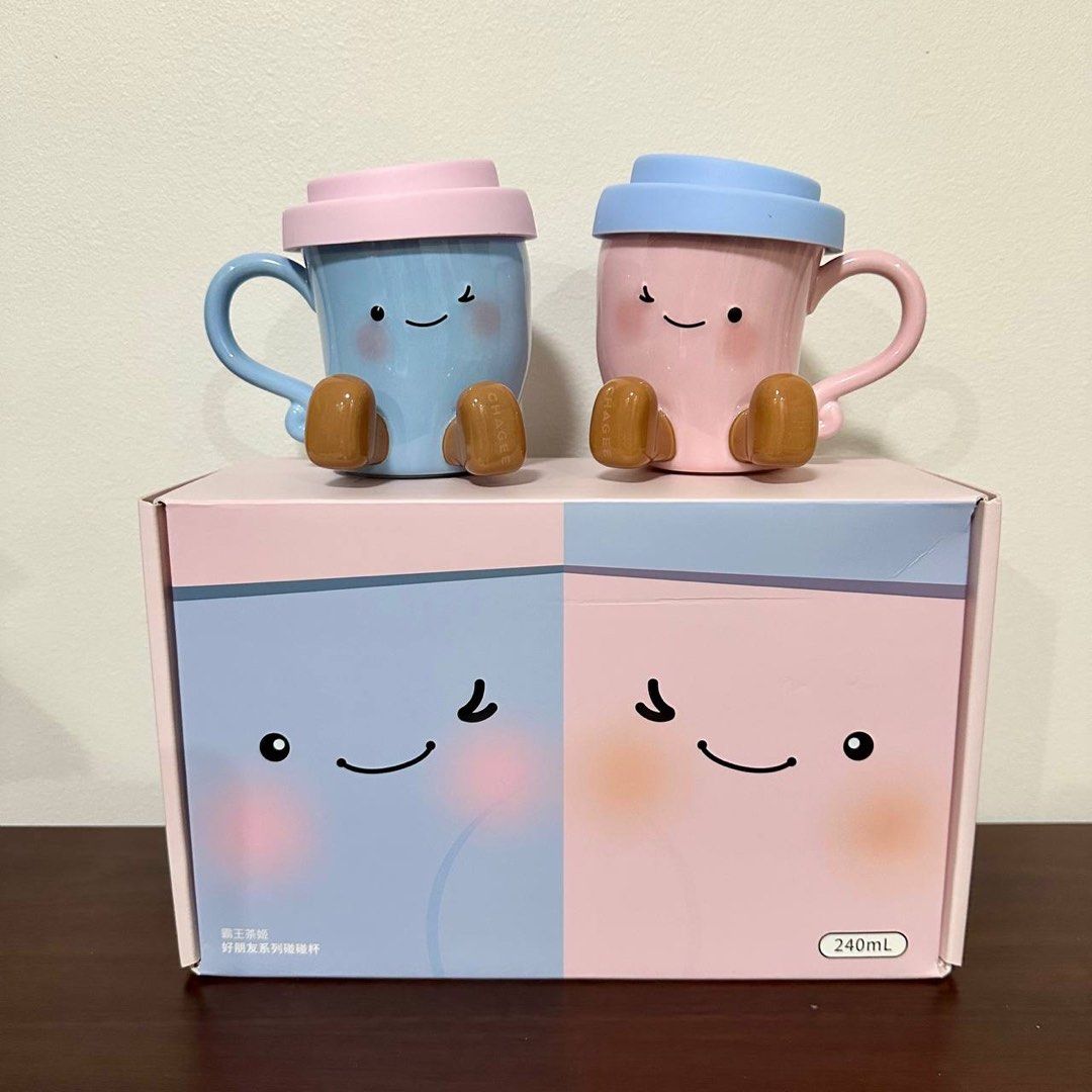 [Authentic] Chagee Couple Mug Set Ceramic Coffee Cups (240ml) (Category: Coffee & Tea Tableware) located in Quezon City. Submitted by brandedusagoodies (Listing ID 1428342013, Image 1). Description: A cute CHAGEE collectible mug set featuring two pastel character mugs designed as a pair. The blue and pink mugs have adorable smiling faces with tiny legs, making them a perfect matching set for couples, friends, or collectors. Material: • Ceramic Co