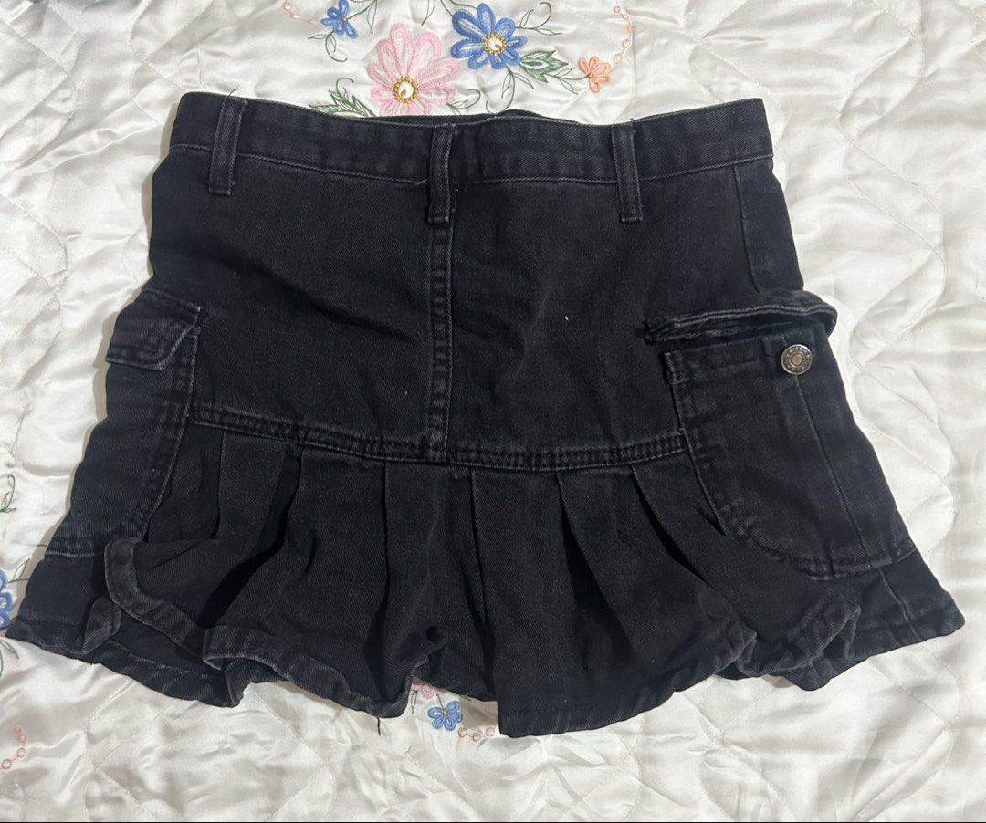 Black Denim Pleated Skirt (Category: Skirts) located in Pinamalayan. Submitted by _dragonfly (Listing ID 1428373157, Image 2). Description: - can fit size XS sobrang liit nya .
