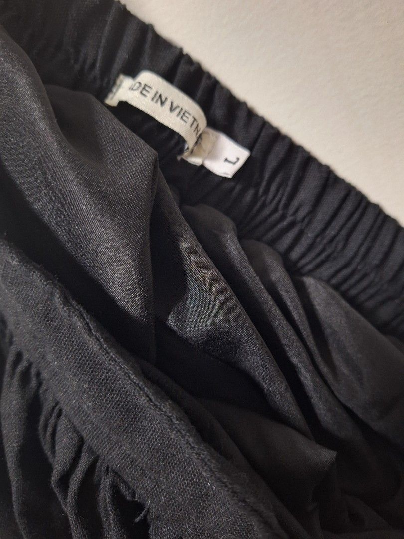 Black Linen Maxi Skirt (Category: Skirts) located in Antipolo. Submitted by flutterby41319 (Listing ID 1428266660, Image 2). Description: waistline is up to 27" length is 36" linen maxi skirt in black like new, washed and tried on only.