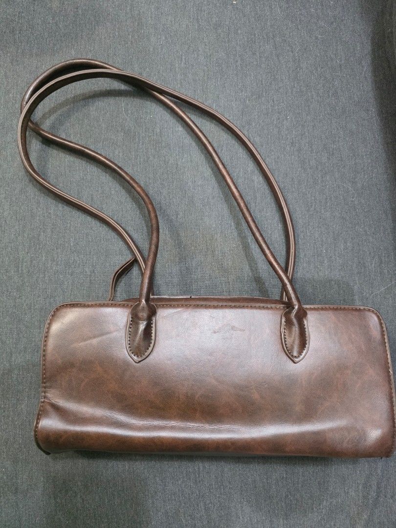 Brown Baguette Bag (Category: Luxury Bags & Wallets) located in Manila. Submitted by catheringcake (Listing ID 1428301378, Image 1). Description: Condition: 10/10 Bought in Taiwan.