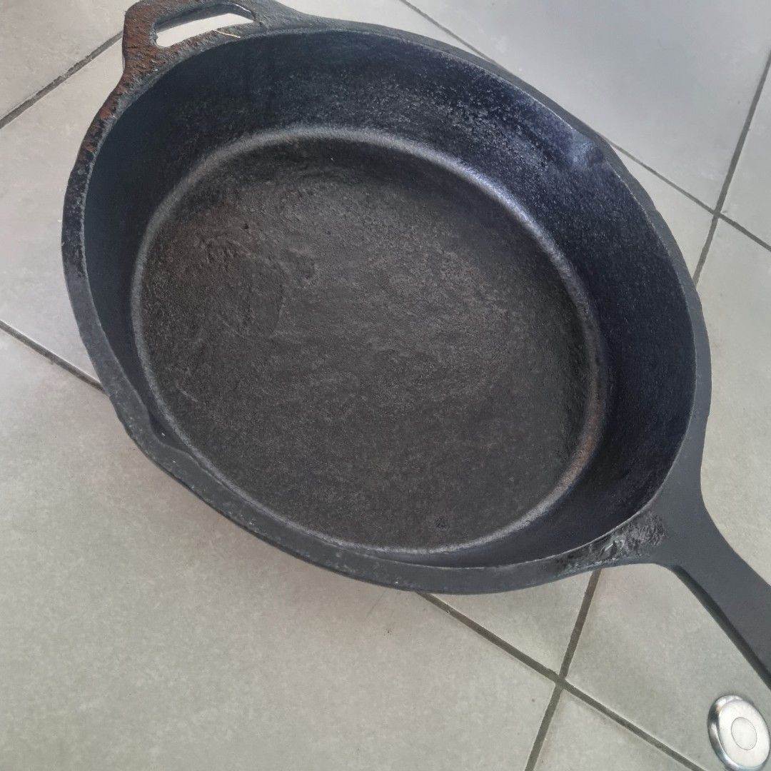 Cast Iron 10" Skillet - Excellent Condition