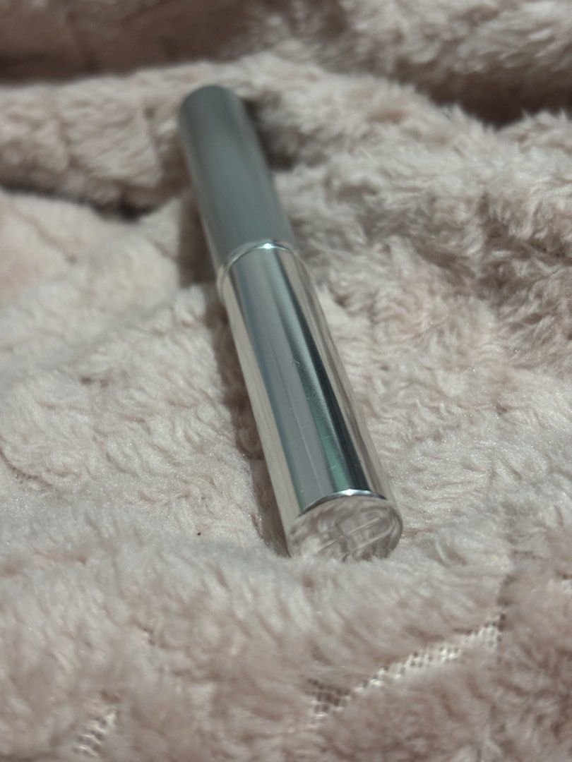 Clinique Black Honey Lipstick (Category: Makeup) located in Manila. Submitted by newdeer.e5a0ae (Listing ID 1428403733, Image 2). Description: - Clinique Black Honey Lipstick - Used only twice - Iconic Black Honey shade - Sleek silver packaging.