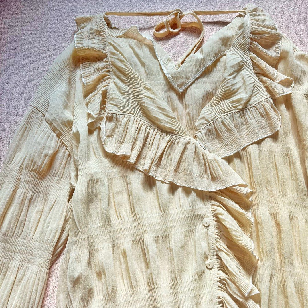 light yellow ruffle oversized button down long sleeve blouse top (Category: Blouses) located in Manila. Submitted by ekses (Listing ID 1428344289, Image 2). Description: - this is cute ww - oversized fit laid flat measurements width: 21” length: 21” shoulder length: 18”.