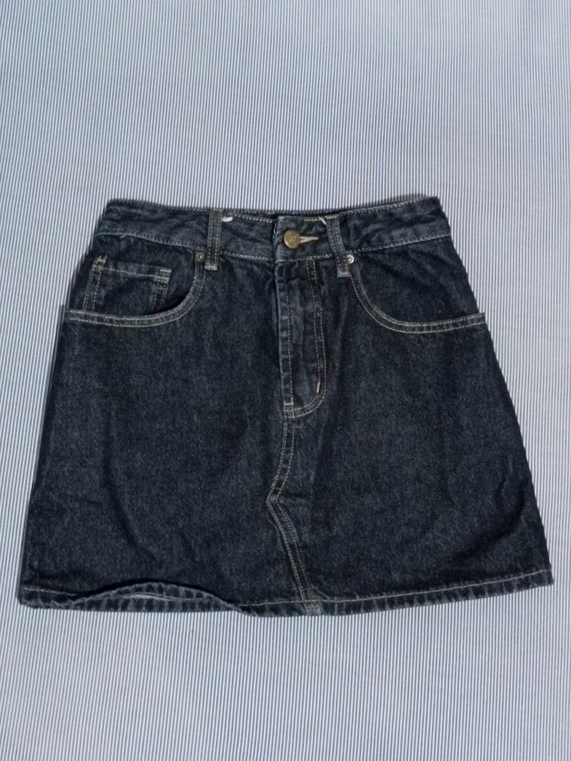 Denim Mini Skirt (Category: Skirts) located in Kabankalan. Submitted by jayejaye29 (Listing ID 1428347443, Image 1). Description: Classic denim mini skirt. Features a button and zipper closure, with front and back pockets. The skirt has a standard waistband and a straight hemline. A versatile piece for your wardrobe..