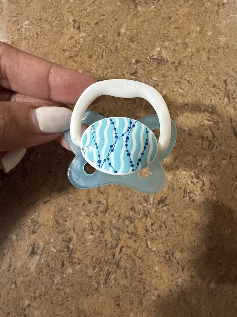 Dr. Brown's Pacifiers, Looney Tunes, Unbranded (Category: Soothers & Pacifiers) located in Las Pinas. Submitted by babyandmomstuffs (Listing ID 1428303018, Image 3). Description: Set of baby pacifiers. Includes various designs, such as a fox, Bugs Bunny, and other patterns. The pacifiers are blue and white. One pacifier has the Dr. Brown's logo. This is unused as my baby only use avent pacifier .