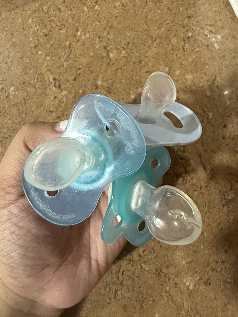 Dr. Brown's Pacifiers, Looney Tunes, Unbranded (Category: Soothers & Pacifiers) located in Las Pinas. Submitted by babyandmomstuffs (Listing ID 1428303018, Image 2). Description: Set of baby pacifiers. Includes various designs, such as a fox, Bugs Bunny, and other patterns. The pacifiers are blue and white. One pacifier has the Dr. Brown's logo. This is unused as my baby only use avent pacifier .