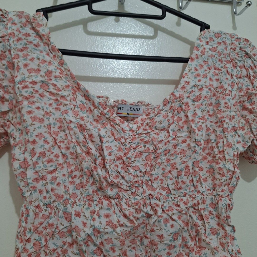 Floral Croptop (Category: Shirts) located in General Trias. Submitted by sugardecluttering (Listing ID 1428260785, Image 3). Description: - Small size - MOP: Gcash - MOD: J&T or lalamove c/o buyers 📍Pasig or Gentri Cavite RFS: Selling my personal clothes para magkaspace sa cabinet.