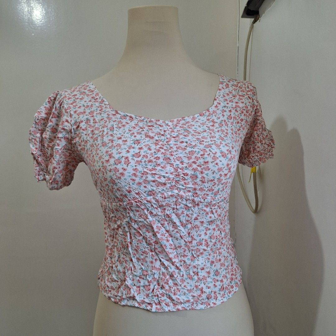 Floral Croptop (Category: Shirts) located in General Trias. Submitted by sugardecluttering (Listing ID 1428260785, Image 1). Description: - Small size - MOP: Gcash - MOD: J&T or lalamove c/o buyers 📍Pasig or Gentri Cavite RFS: Selling my personal clothes para magkaspace sa cabinet.