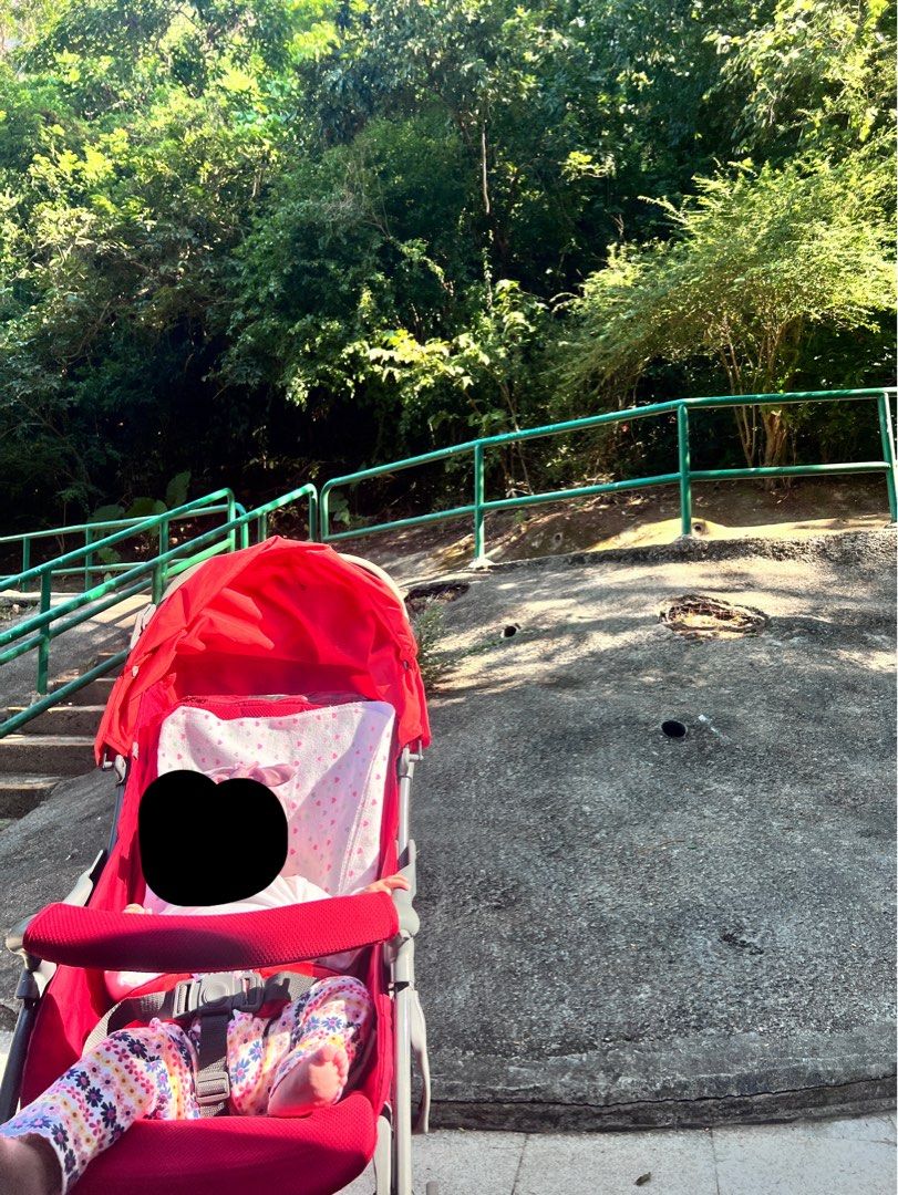 Graco Lightweight Stroller (Category: Strollers) located in Marikina City. Submitted by finds_luxury (Listing ID 1428344055, Image 2). Description: ‼️‼️RUSH‼️‼️ Lightly used Graco Stroller As seen in the photo, original price is 13k Rfs: need funds and ayaw na gamitin ni baby.