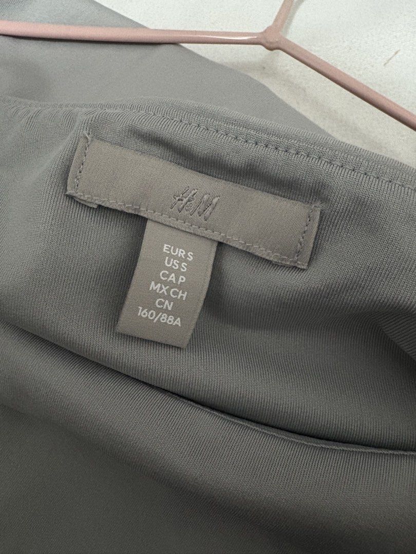 H&M Boat-Neck Jersey Top - Gray (Category: Shirts) located in Taguig. Submitted by cmdcn (Listing ID 1428394867, Image 2). Description: .