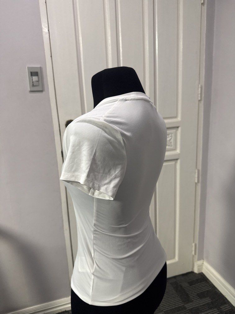 H&M fitted white shirt comfy fabric (Category: Shirts) located in Caloocan City. Submitted by da_closet (Listing ID 1428369814, Image 2). Description: .