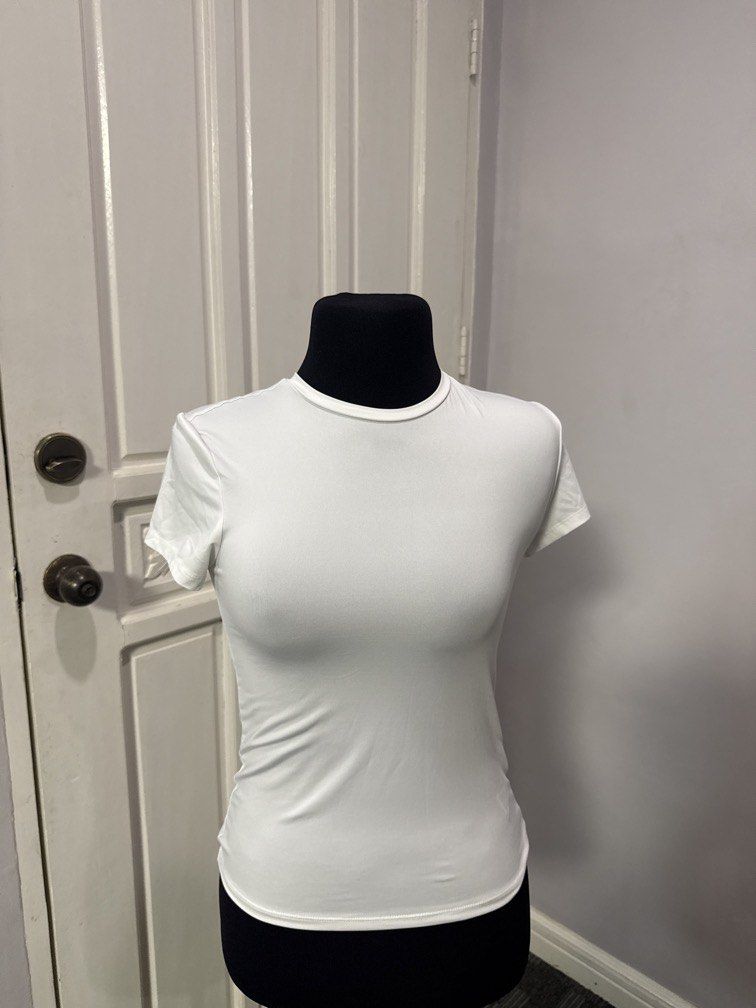 H&M fitted white shirt comfy fabric (Category: Shirts) located in Caloocan City. Submitted by da_closet (Listing ID 1428369814, Image 1). Description: .