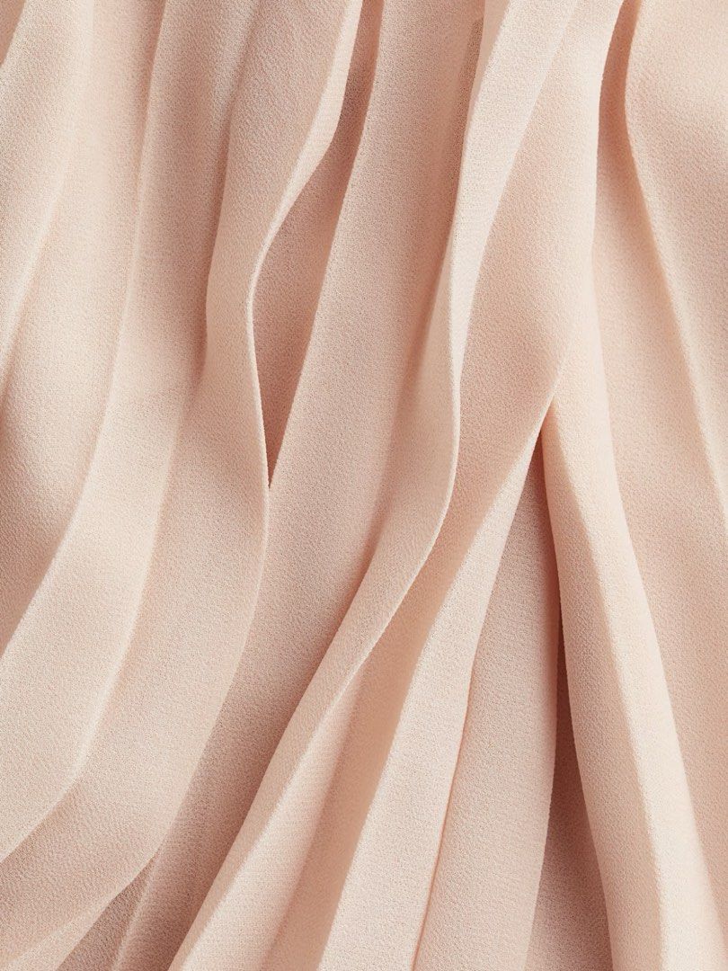 H&M Pleated Midi Dress (Category: Dresses) located in Tarlac. Submitted by blvrfinds (Listing ID 1428317729, Image 2). Description: Can fit up to XL. Selling for only 1200. Never used it, nilabhan lang po. Bought it for 2990. .