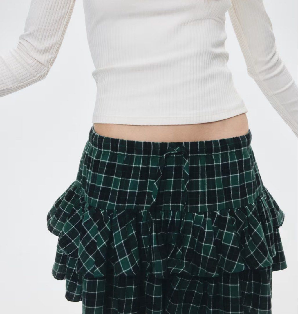 H&M Tiered Drawstring Skirt - Dark Green Plaid (Category: Skirts) located in Taytay. Submitted by chichays (Listing ID 1428336212, Image 2). Description: New - unused With tag 🏷️ Bought thru h&m app Best fit for xxs - xs girlie Out of stock already.