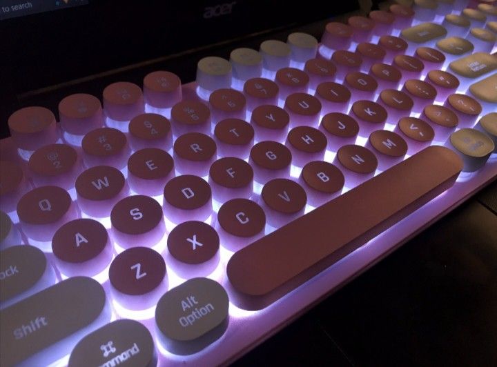 K600 Mechanical Keyboard Pink and White (Category: Computer Keyboard) located in Caloocan City. Submitted by yuqui (Listing ID 1428381757, Image 3). Description: For sale K600 Pink & White Luminous Game Keyboard 🙂‍↕️ lightly used – all keys r still functioning, no defects! originally owned by a female *** not for sensitive buyer since the keyboard is quite dusty so manage your expectation :)).