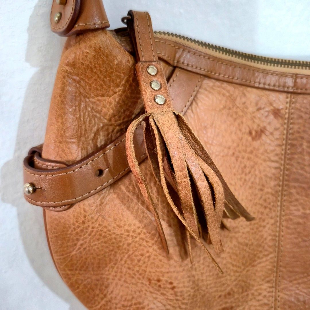 Liz Claiborne Brown Leather Shoulder Bag (Category: Shoulder Bags) located in Quezon City. Submitted by pammuwu (Listing ID 1428309747, Image 3). Description: .