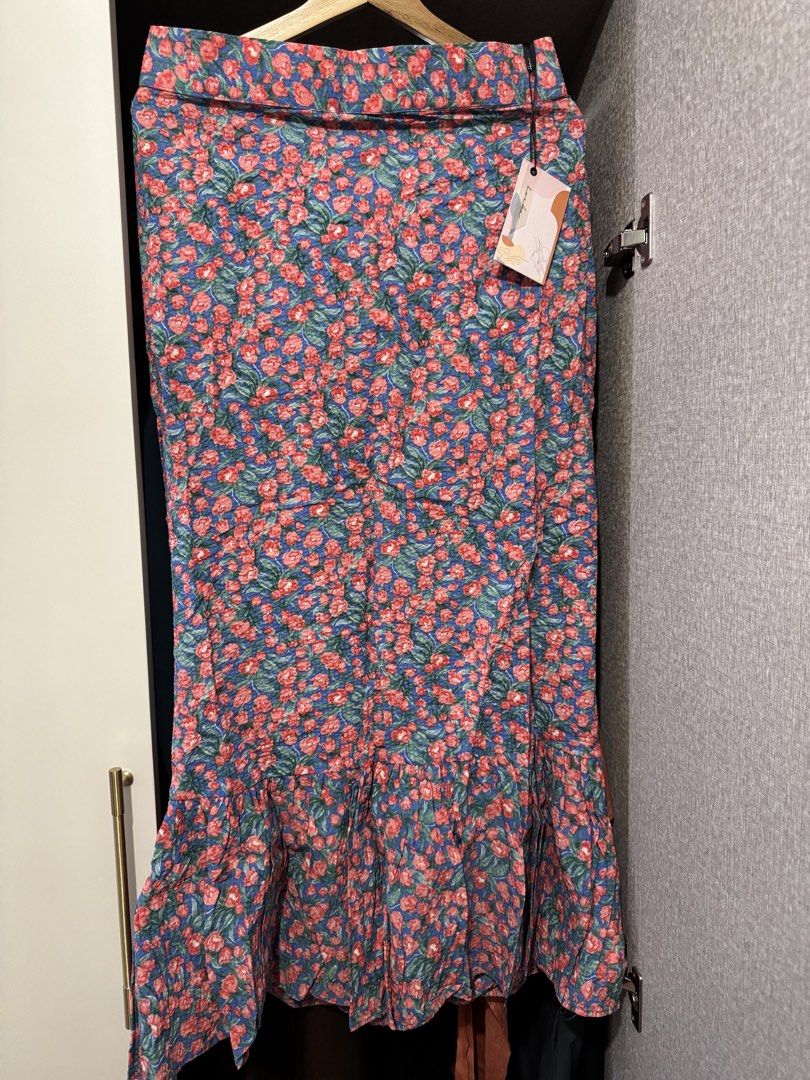LOCKA (Category: Sets or Coordinates) located in Singapore. Submitted by masrinah (Listing ID 1428397413, Image 4). Description: Margarita Top and Skirt Set Brand New Top size XL/XXL Skirt sizec XL.