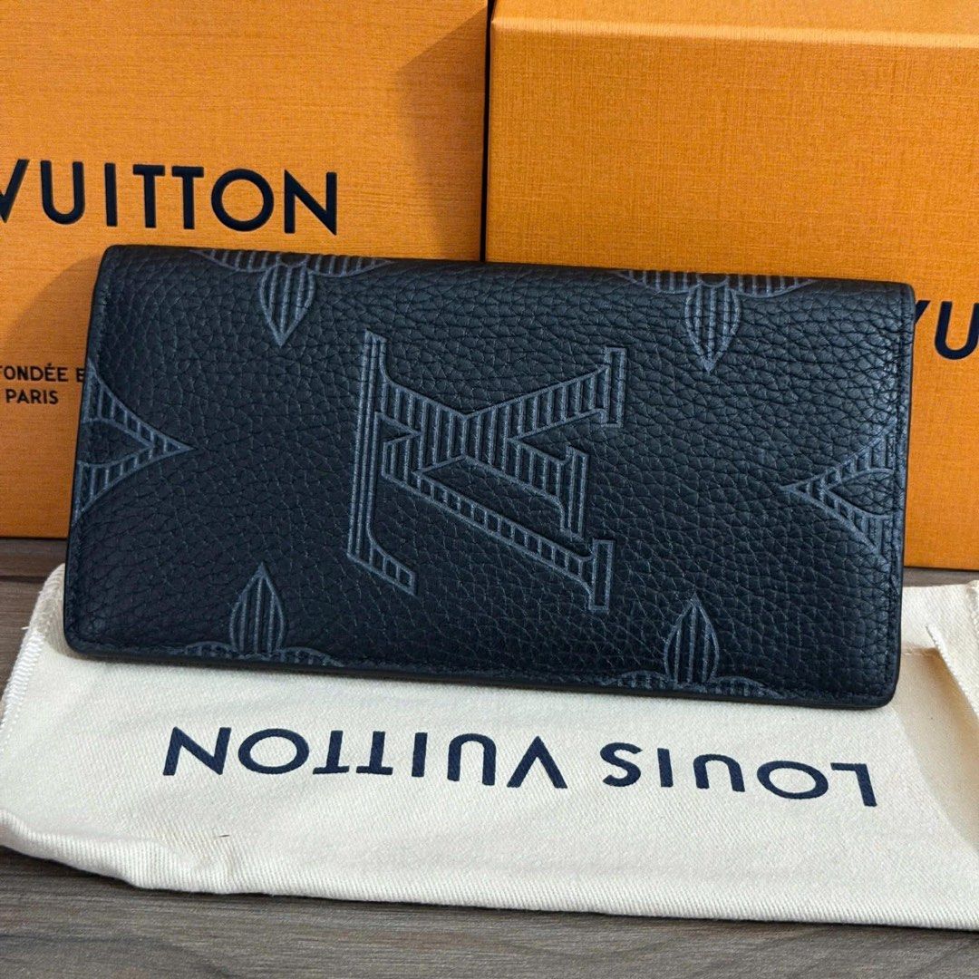 Lv wallet (Category: Wallets & Card Holders) located in Singapore. Submitted by jtng20 (Listing ID 1428401310, Image 4). Description: Brand new lv long wallet Full box Authentic 100% Kept for collecting only Bought retail for 1.7k.