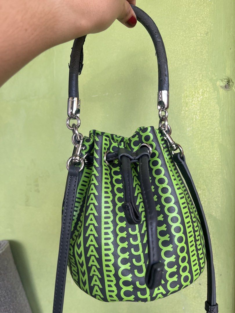 Sale/Marc Jacobs Bucket Bag (Category: Luxury Bags & Wallets) located in Davao. Submitted by mydearest20 (Listing ID 1428272136, Image 2). Description: So cute basta maganda po ito Original po na MJ na ganyan lang talaga Mj bucket bag from Retail store Issue shown in pictures -handle niya Signs of used and storage Para sa ma diskarte sa repaint or twilly Pwede sa lahat ng occasion No return no exchange kasi na sabi ko reasons din ty Pamigay price