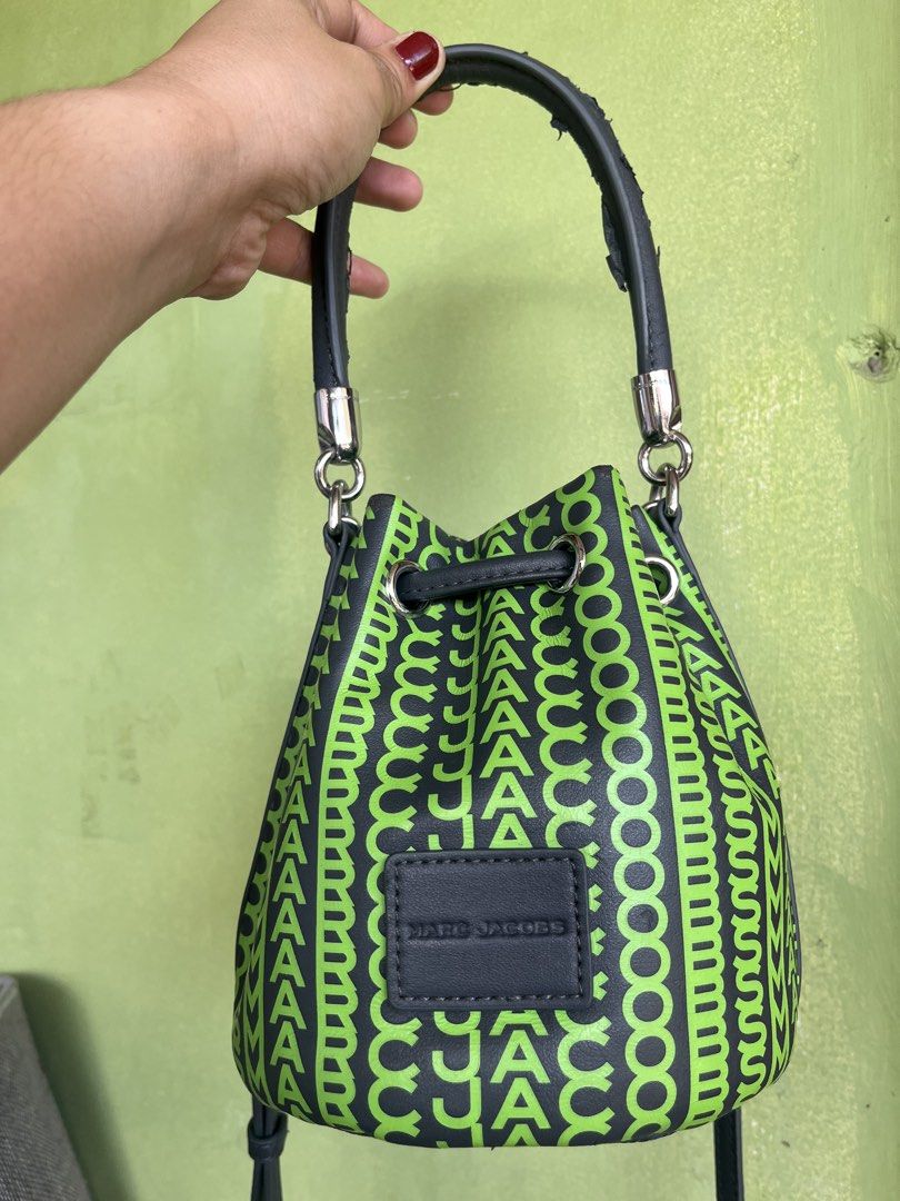 Sale/Marc Jacobs Bucket Bag (Category: Luxury Bags & Wallets) located in Davao. Submitted by mydearest20 (Listing ID 1428272136, Image 1). Description: So cute basta maganda po ito Original po na MJ na ganyan lang talaga Mj bucket bag from Retail store Issue shown in pictures -handle niya Signs of used and storage Para sa ma diskarte sa repaint or twilly Pwede sa lahat ng occasion No return no exchange kasi na sabi ko reasons din ty Pamigay price