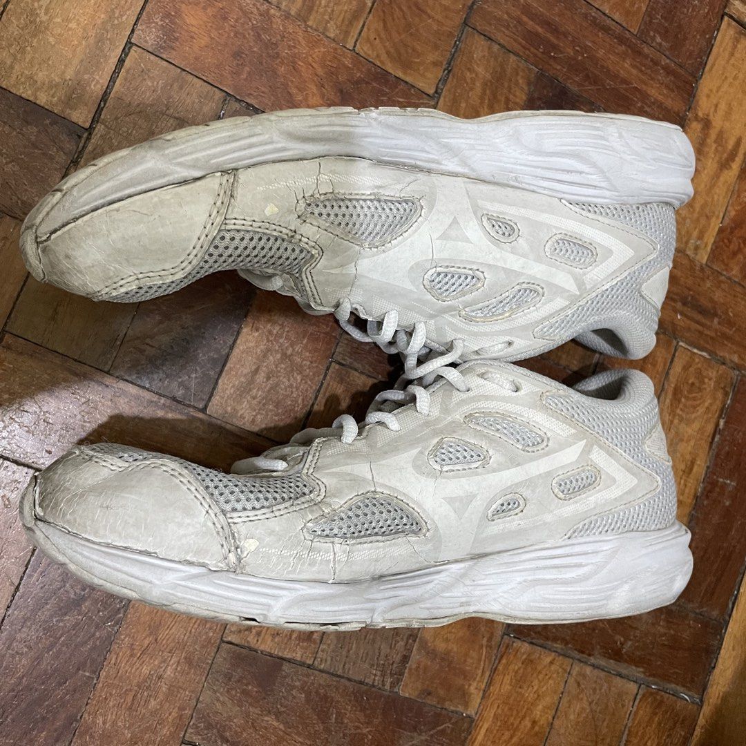 Mizuno Maximizer 24 Wide "Triple White" (Category: Sneakers) located in Las Pinas. Submitted by ifbybread (Listing ID 1428379860, Image 3). Description: Mizuno Maximizer 24 Wide "Triple White" size: 41 eur condition: 6/10 history: pinarepair na pero heavily used kasi ulit so kumalas, pa-repair na lang lalamove/j&t gcash/maya.