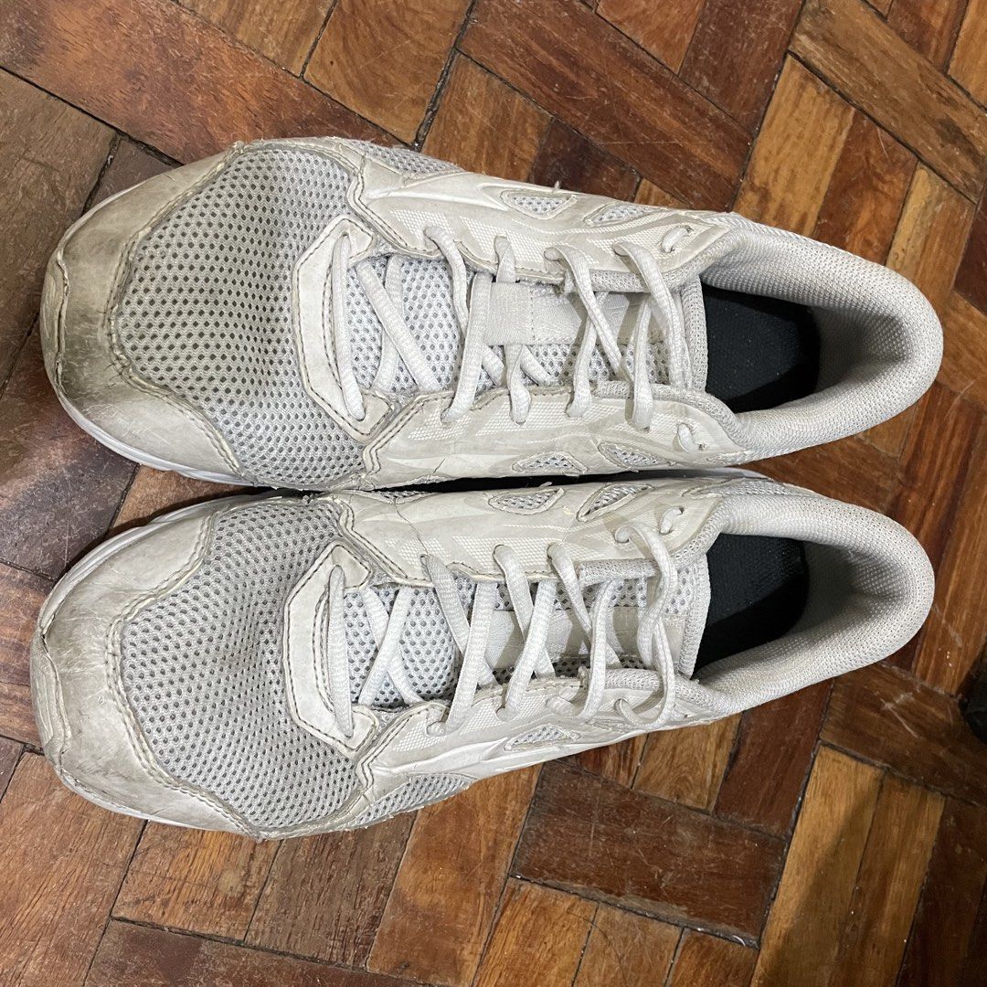 Mizuno Maximizer 24 Wide "Triple White" (Category: Sneakers) located in Las Pinas. Submitted by ifbybread (Listing ID 1428379860, Image 1). Description: Mizuno Maximizer 24 Wide "Triple White" size: 41 eur condition: 6/10 history: pinarepair na pero heavily used kasi ulit so kumalas, pa-repair na lang lalamove/j&t gcash/maya.