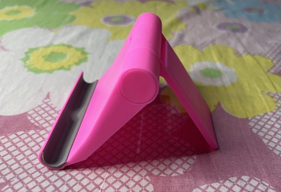 Mobile Phone Stand (Category: Mounts & Holders) located in Consolacion. Submitted by blancasbusiness (Listing ID 1428375606, Image 3). Description: Used once Can be used when browning your mobile phone. Perfect for watching videos when lying down on your bed or sitting at your desk. It has a little stain. PM for further inquiries.