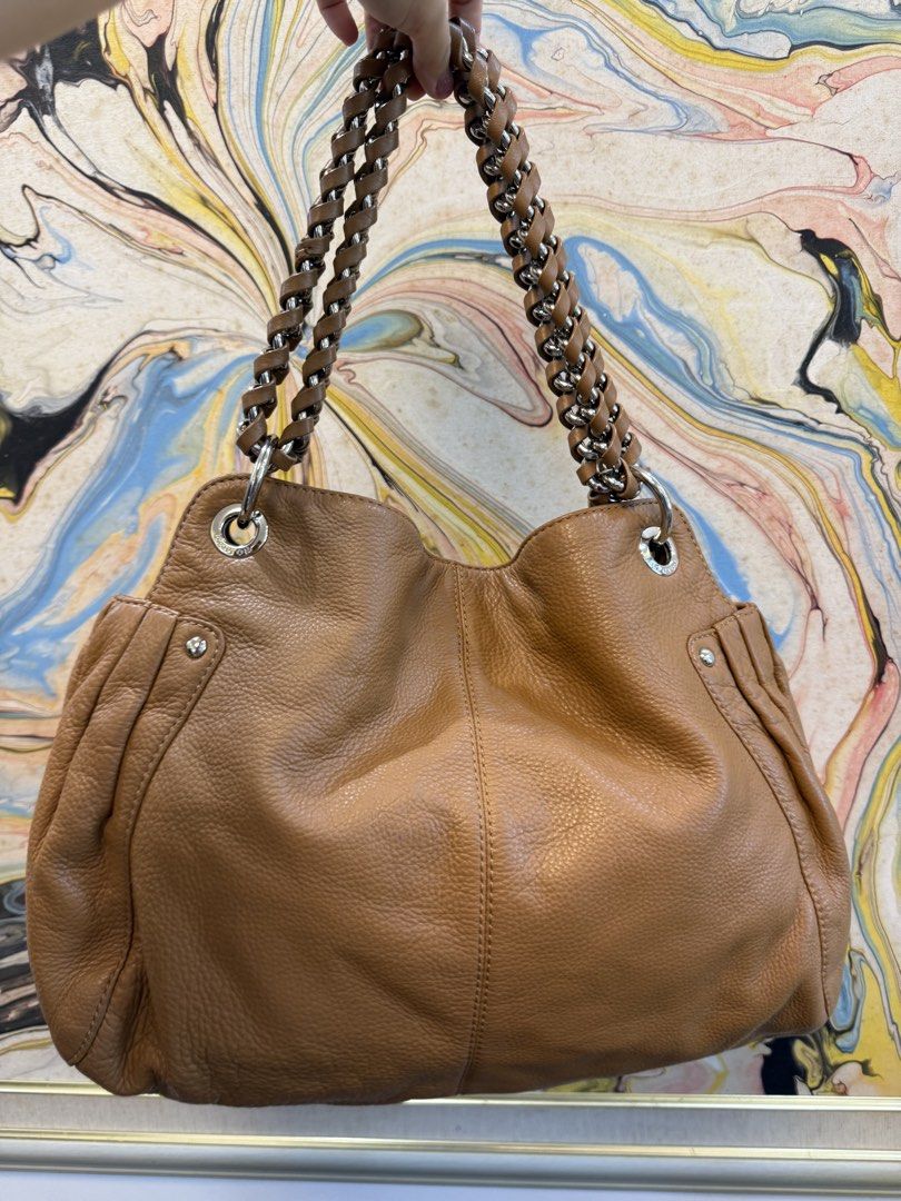 Oroton Leather Shoulder Bag (Category: Luxury Bags & Wallets) located in Paranaque City. Submitted by meluxeygold (Listing ID 1428406862, Image 1). Description: .
